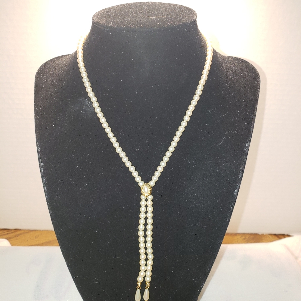Beautiful Vintage Goldtone Liz Claiborne  Simulated Pearl Lariat Style Necklace
